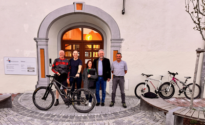 v.l. Marktrat Antonio Multari und Michael Bauer, Markträtin Michaela Kuhn, Bürgermeister Lars Leveringhaus sowie Georg Guggemos vom SC Untrasried. Foto: VG Obergünzburg